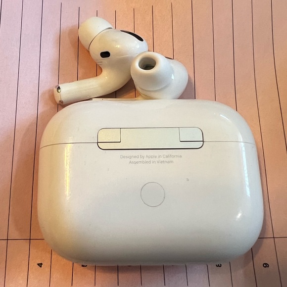 apple airpods pro 1st gen with magsafe charging case - Picture 4 of 6
